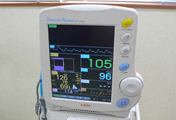 血圧・心拍数・心電図・酸素飽和度が測定できるモニターを完備