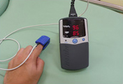 血圧・心拍数・心電図・酸素飽和度が測定できるモニターを完備